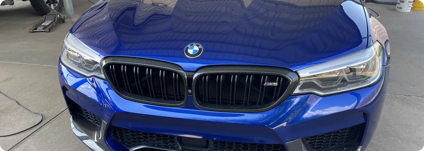 Machine-polished vehicle with a mirror-gloss finish